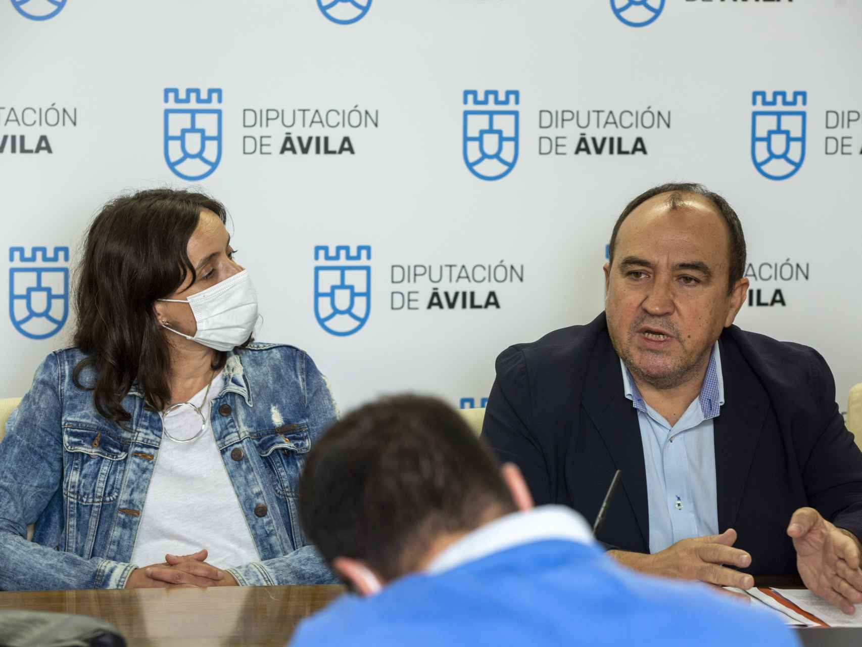 Los portavoces del Grupo Socialista en la Diputación de Ávila, Pedro Muñoz y Leticia Sánchez, en una imagen de archivo.