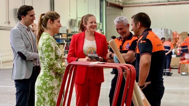 Imagen de Irene Cortés, directora de la Agencia de Protección, junto a miembros de protección civil