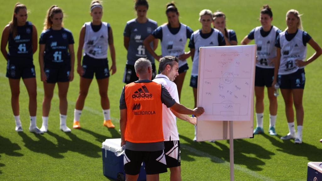 Jorge Vilda dirigiendo un entrenamiento de la selección española de fútbol femenino en Las Rozas