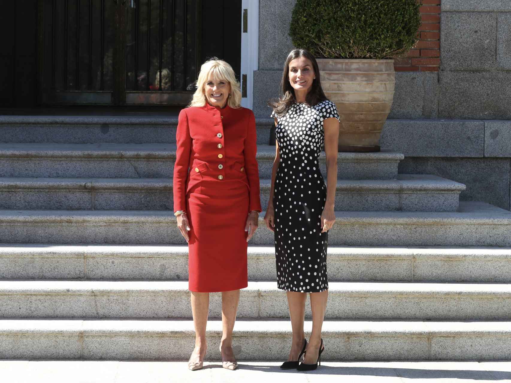 Jill Biden y la reina Letizia, que fue vestida de José Hidalgo, en el Palacio de la Zarzuela.