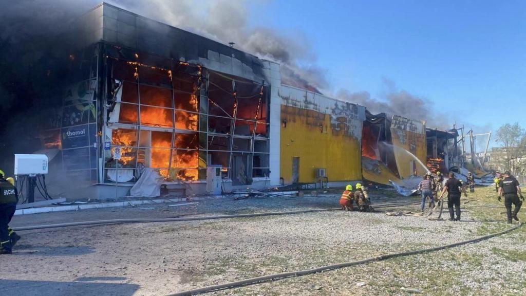 Ataque a un centro comercial con más de 1.000 personas en Kremenchuk