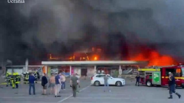 Un misil ruso alcanza un centro comercial en Kremenchuk