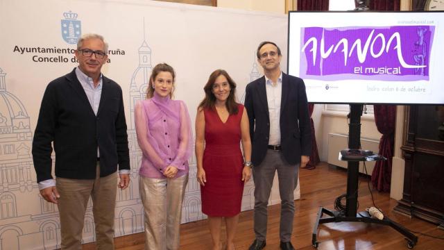 Inés Rey con los autores y productores del musical, Juan José López Romero y Gabriel Nieto Peñamaría, y la directora, Sara Pérez Fandiño.