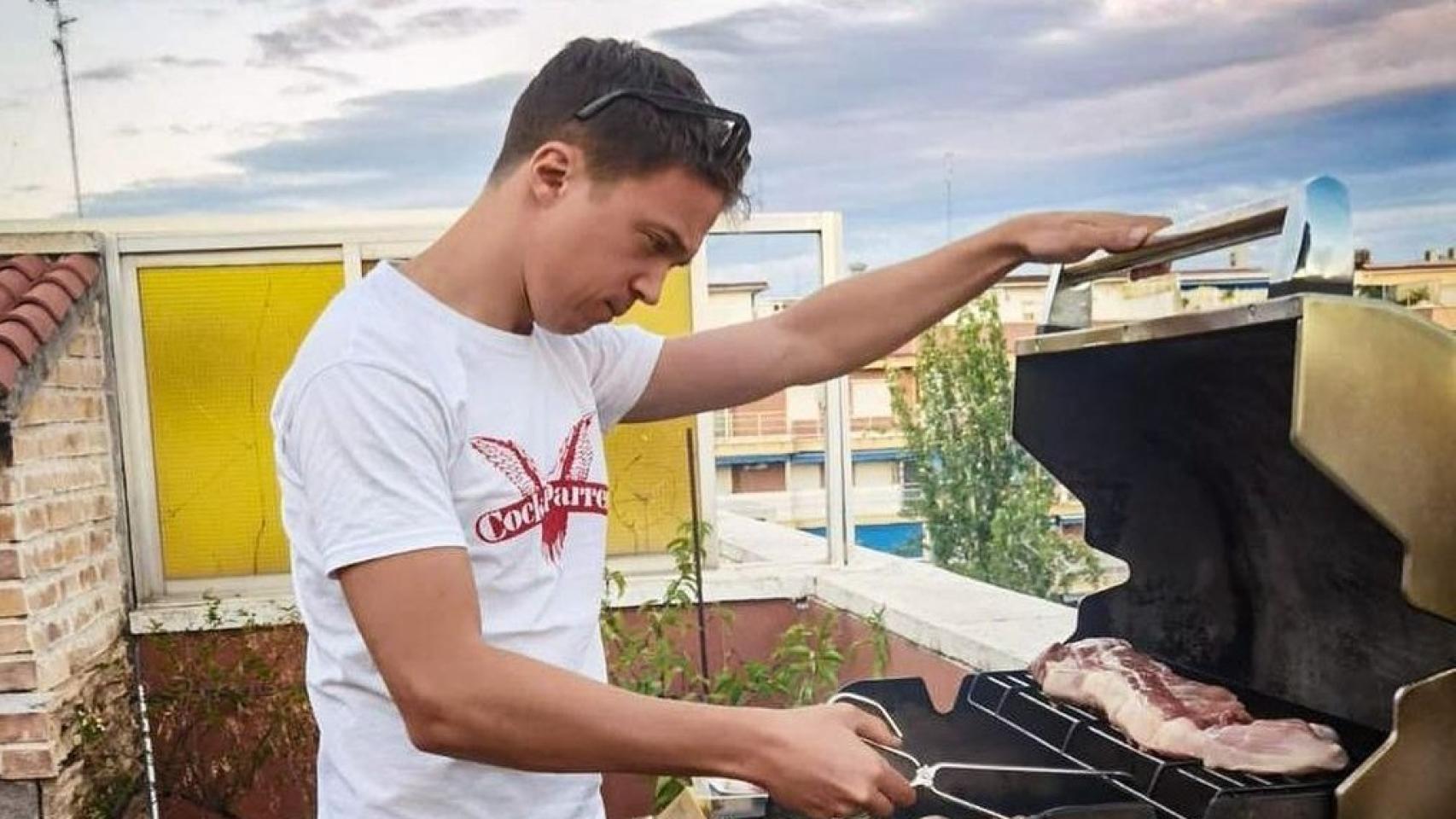 Errejón haciendo la polémica barbacoa.