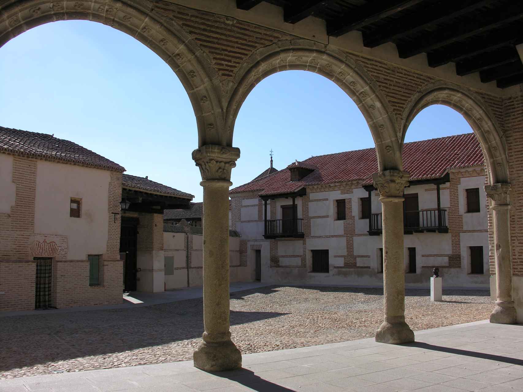 Palacio de Juan II en Madrigal de las Altas Torres (Ávila), en cuya corte sirvió inicialmente Pedro Arias, hasta que pasó al servicio de los Reyes Católicos.