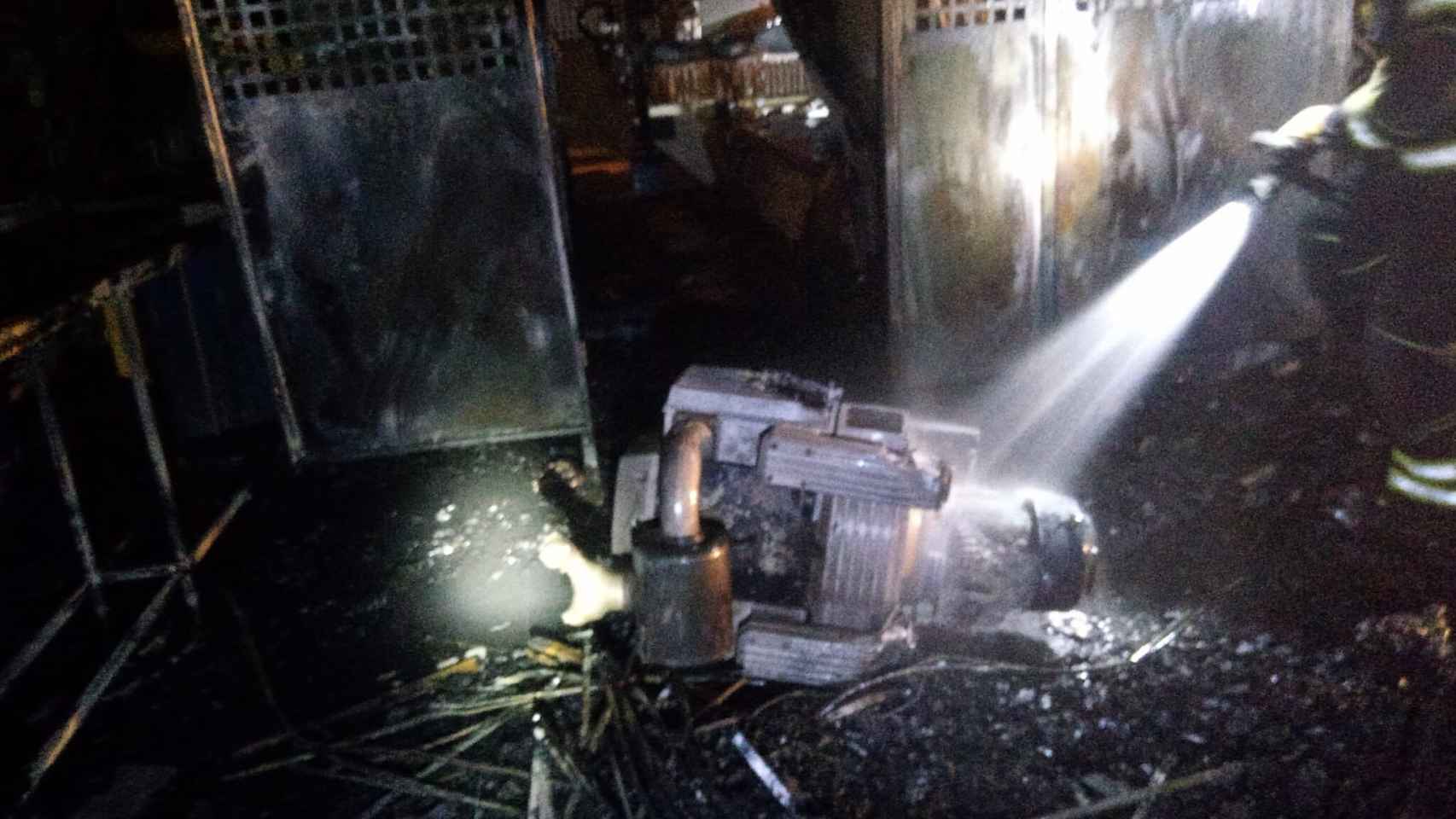 El fuego arrasa una fábrica de maderas en Íscar
