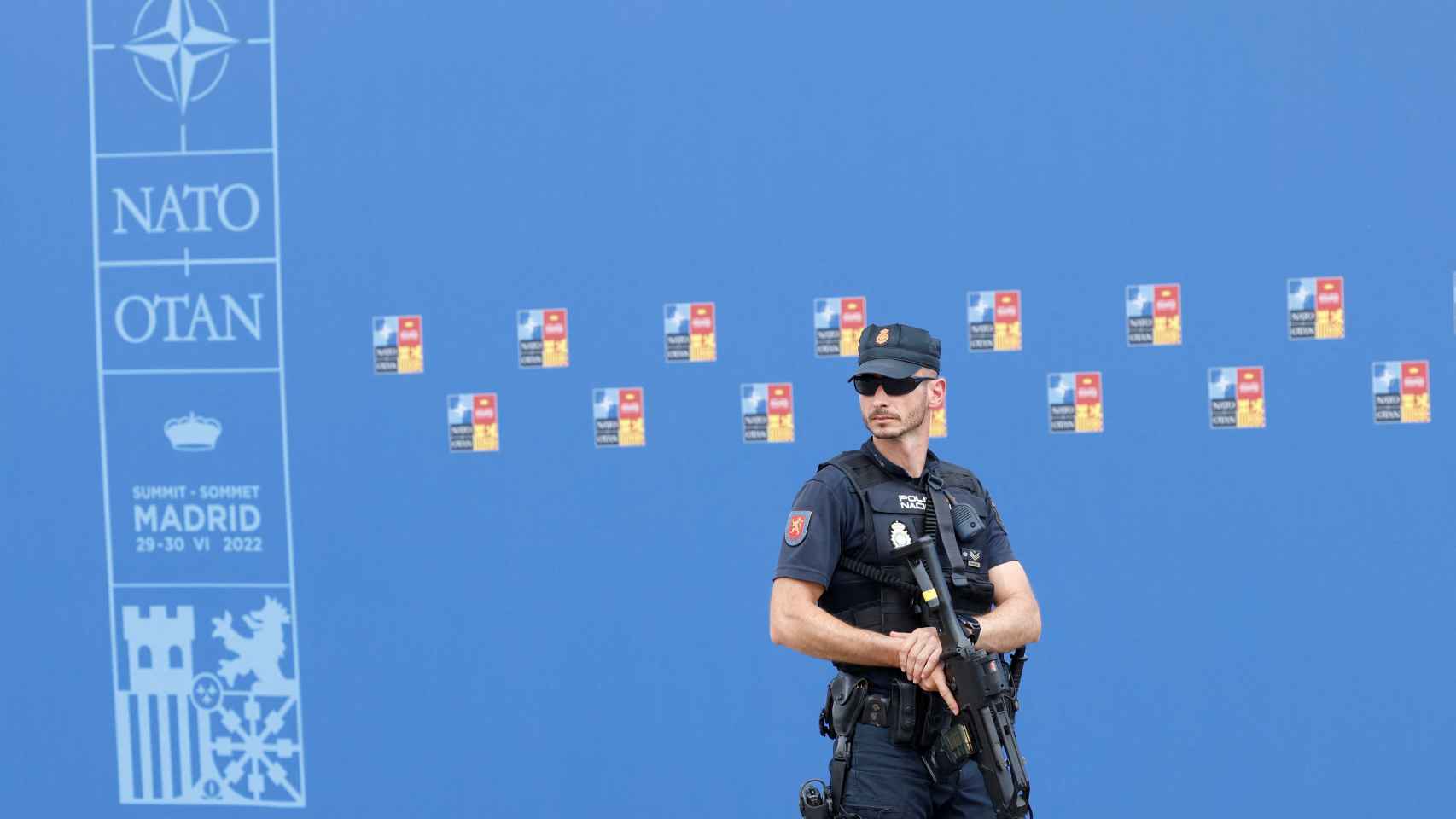 Un policía nacional hace guardia durante los preparativos de la Cumbre de la OTAN.