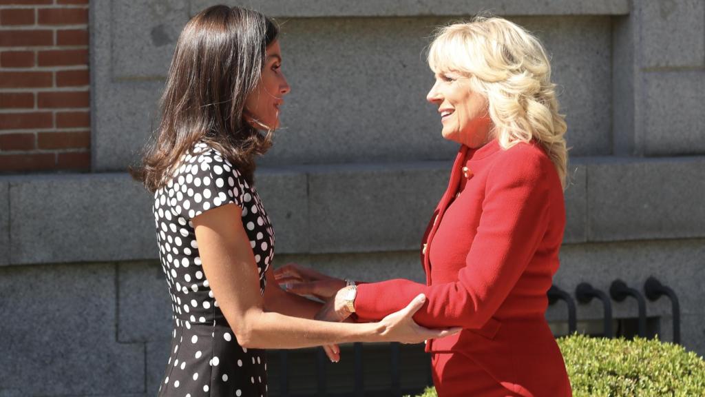 Letizia recibiendo a Jill Biden en el palacio de la Zarzuela este lunes, 27 de junio.