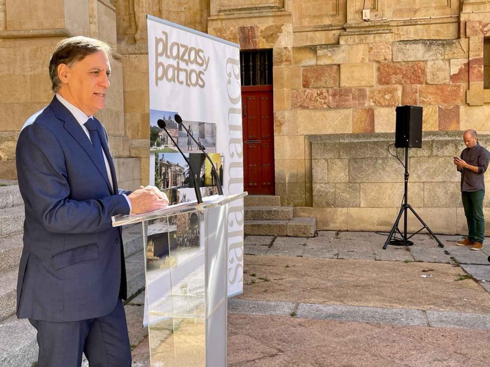 El alcalde de Salamanca, Carlos García Carbayo, presenta el programa de Plazas y Patios