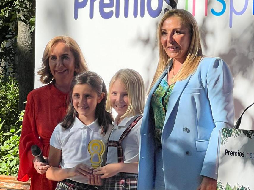 Emilia Zaballos (izquierda) junto a las representantes del CEIP Asunción Rincón.