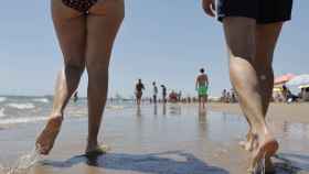 Dos personas pasean por una playa valenciana, el pasado fin de semana.