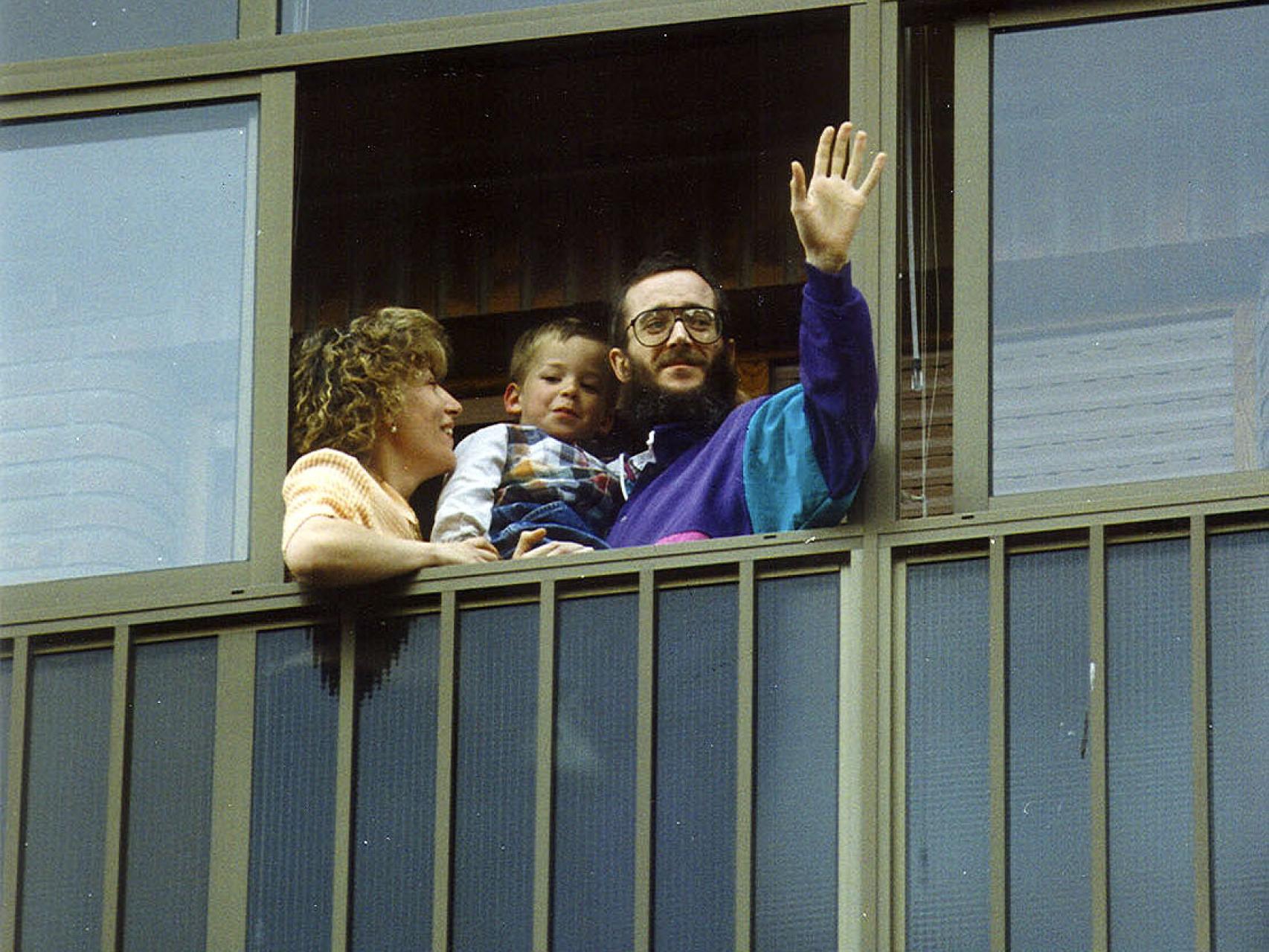 El funcionario de prisiones José Antonio Ortega Lara saluda desde la ventana de su domicilio tras su liberación en julio de 1997.
