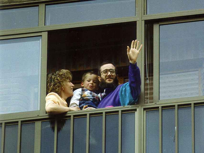 El funcionario de prisiones José Antonio Ortega Lara saluda desde la ventana de su domicilio tras su liberación en julio de 1997.