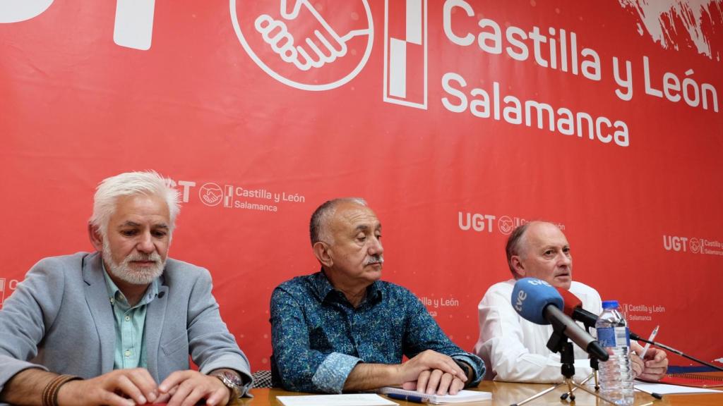 El secretario general de UGT, Pepe Álvarez, acompañado por los secretarios autonómico y local, Francisco Temprano y Marcelino Muñoz García