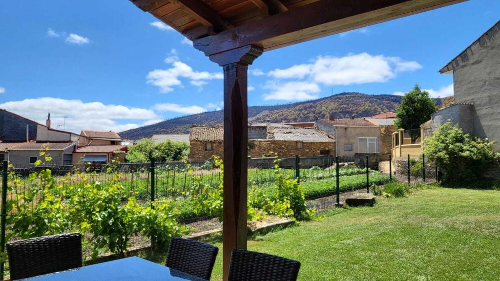 Vista de la Sierra de la Culebra desde una de las casas rurales de Ferreras de Arriba