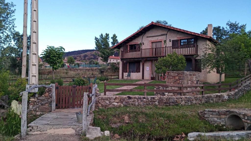 Casa rural las Lavanderas con la Sierra de la Culebra de fondo