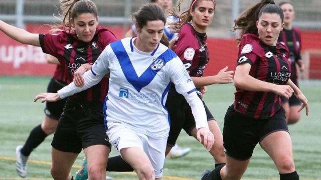 Valentina Berr, en el centro de la imagen, en un partido con el CE Europa.