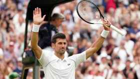 Novak Djokovic celebra su primera victoria en Wimbledon 2022
