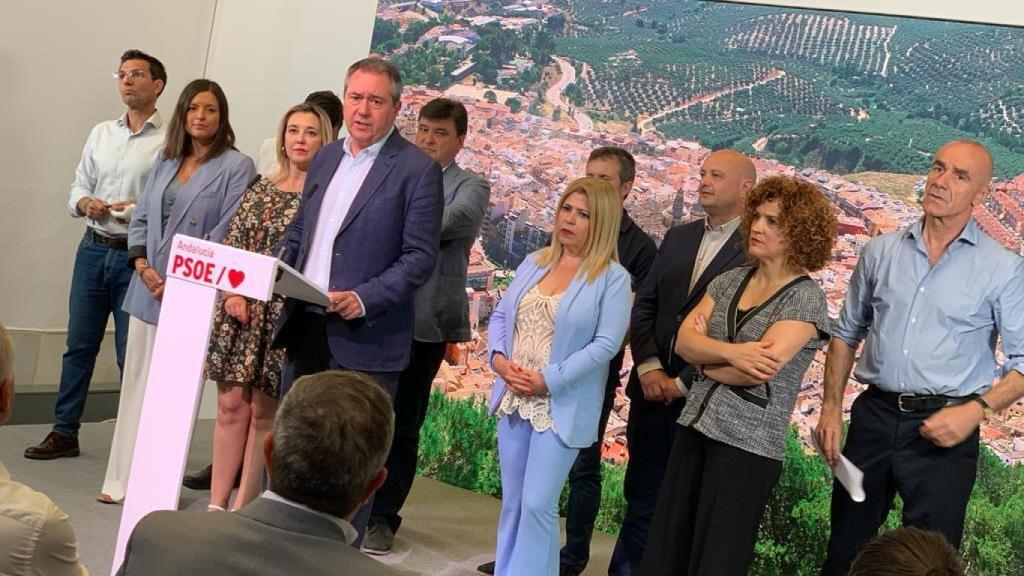 El secretario general del PSOE andaluz, Juan Espadas, con alcaldes de localidades mayores de 50.000 habitantes.