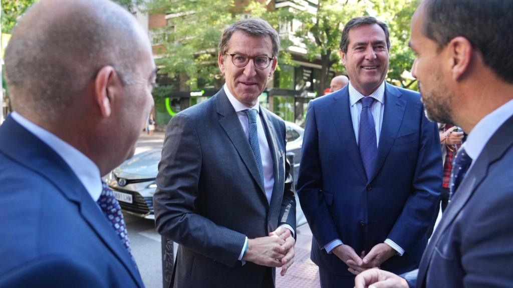 Alberto Núñez Feijóo, este martes,  junto al presidente de la CEOE, Antonio Garamendi.