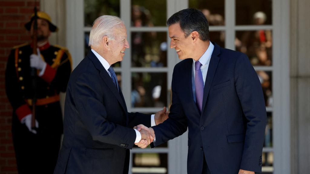 El presidente de Estados Unidos, Joe Biden, saluda a Pedro Sánchez en Moncloa.