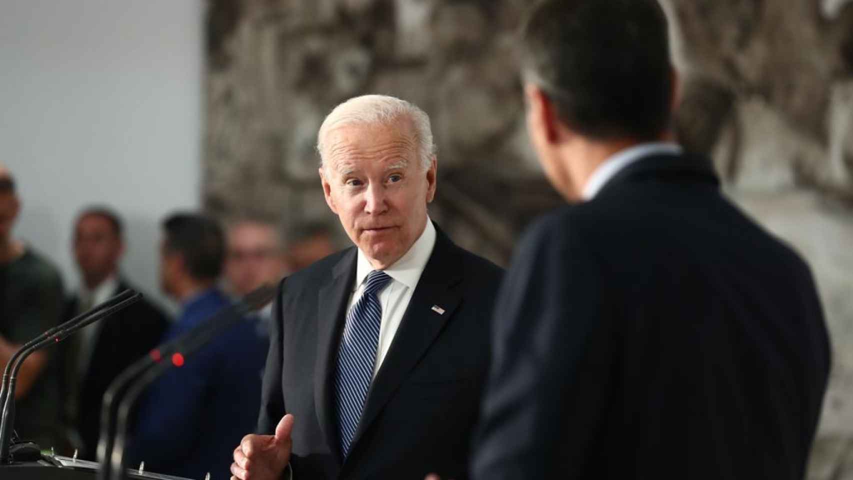 Joe Biden, presidente de EEUU, se dirige a Pedro Sánchez, jefe del Gobierno español, en el Salón Barceló de Moncloa.
