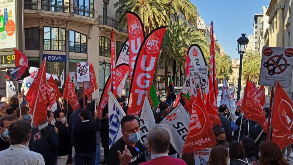 Empleados de CaixaBank se manifiestan contra el ERE en mayo de 2021.