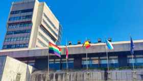 Vox denuncia a Caballero por colocar la bandera LGTBI en la fachada del Concello de Vigo