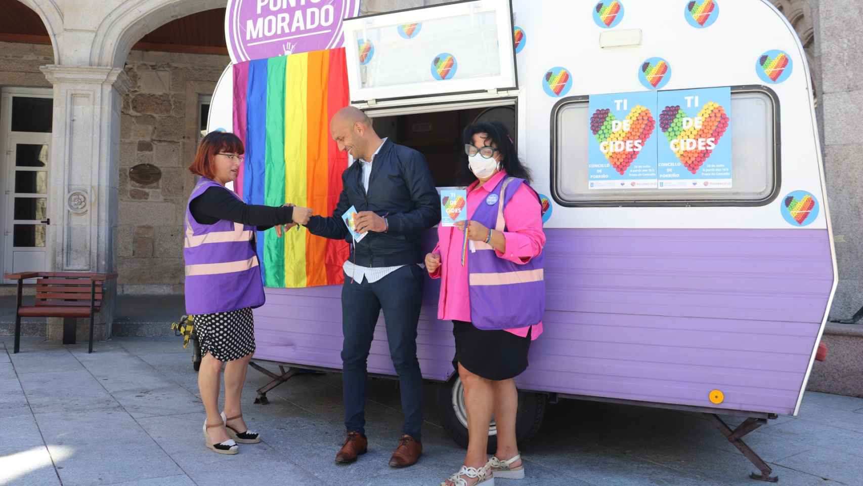 La caravana multicolor aparcada en el centro de O Porriño.