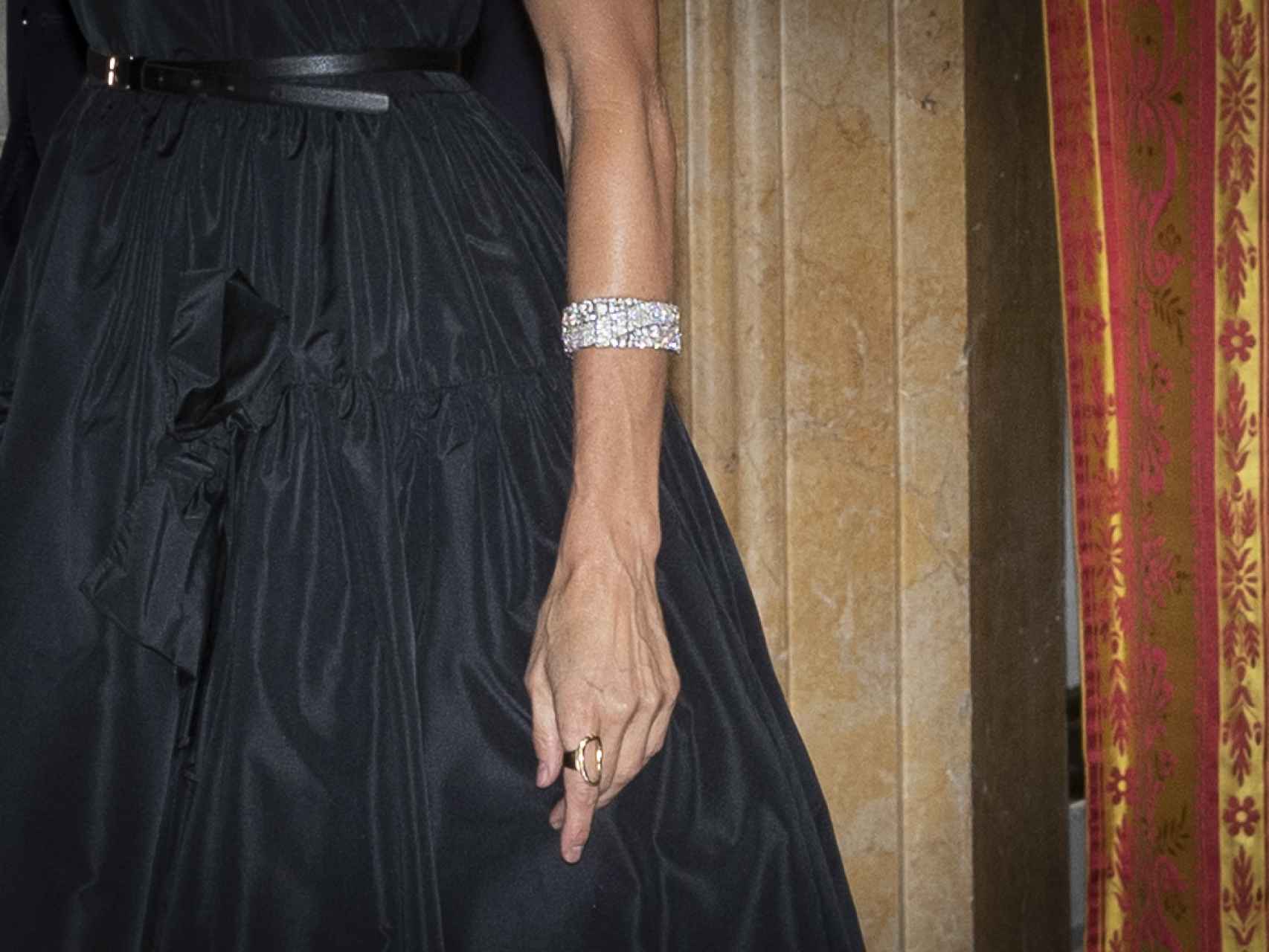 Detalle de una de las pulseras gemelas de Cartier (la otra la dejó en el joyero real).