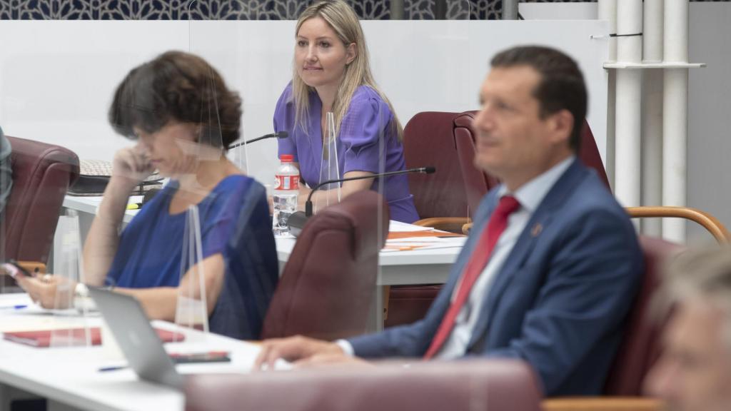 La diputada naranja Ana Martínez Vidal, este miércoles, antes de subir al atril para intervenir en el Debate del Estado de la Región de Murcia.