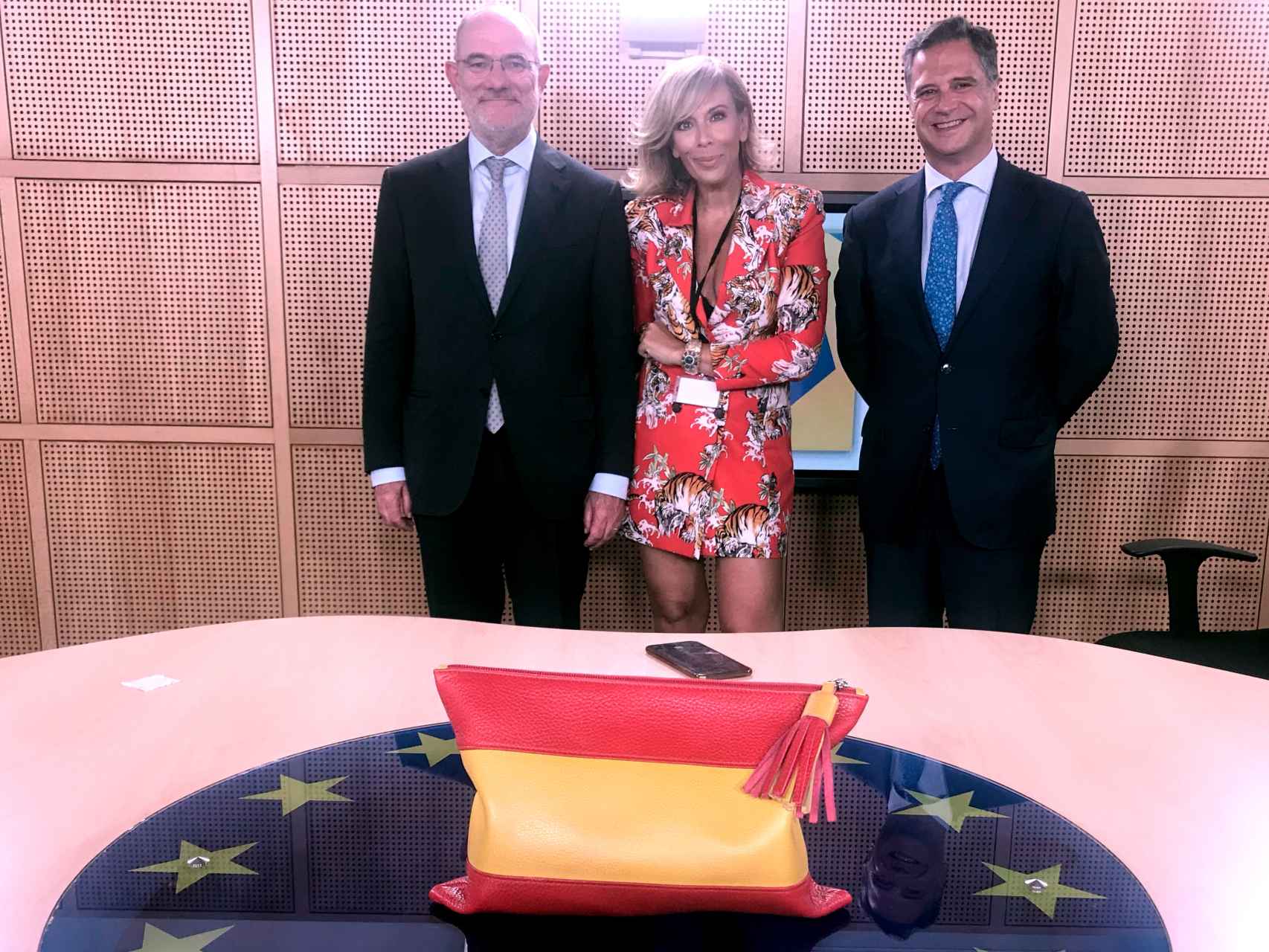 María Eizaguirre  luce su bolso en el Parlamento Europeo junto a Jaume Duch, director general y portavoz del Parlamento Europeo.