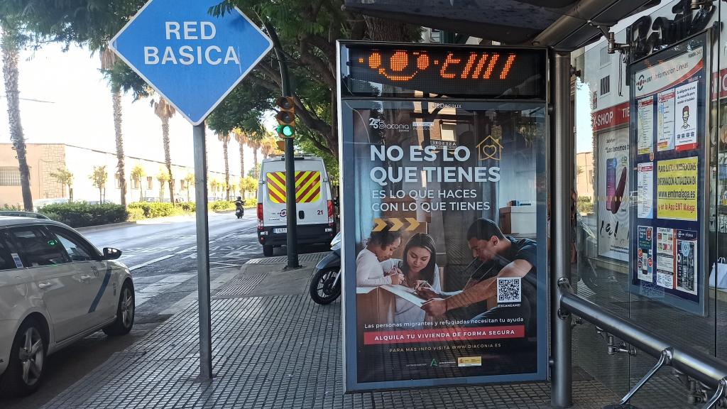 Imagen de una marquesina de autobús con su campaña de sensibilización.