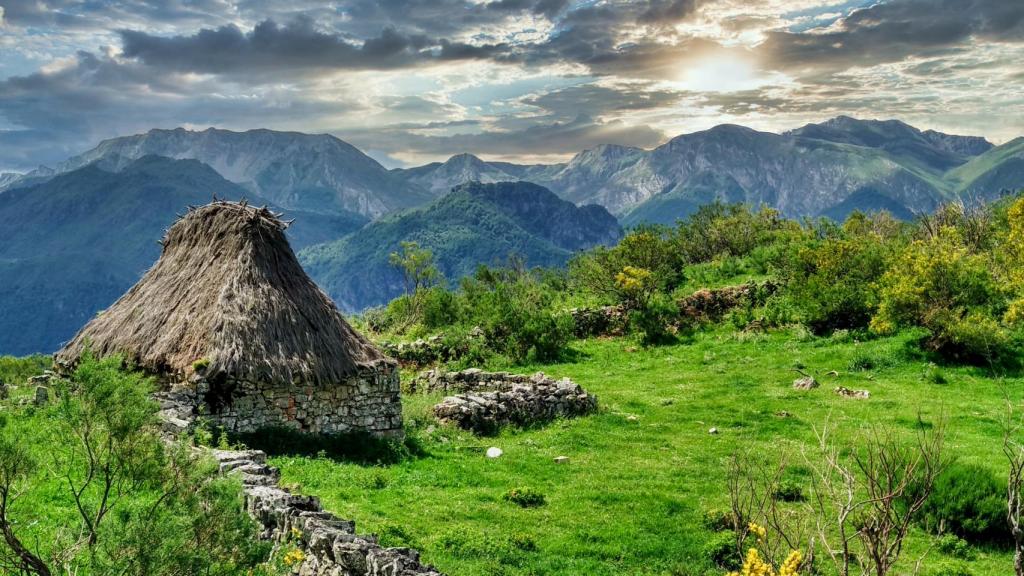 Vista de un teito en lo alto de una braña asturiana