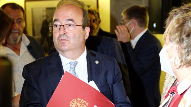 Iceta en su visita a la exposición 'Largo Caballero y el protagonismo de la clase trabajadora'