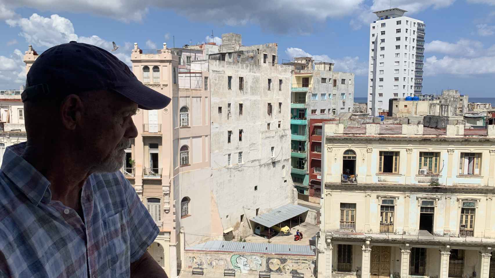 Pedro Juan Gutiérrez mira al derruido barrio de Centro Habana, donde nacieron sus personajes más conocidos.
