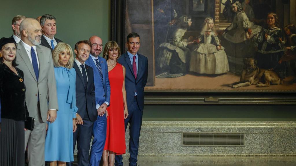 De derecha a izquierda Pedro Sánchez, su esposa Begoña Gómez; el presidente del Consejo Europeo, Charles Michel (3d); el presidente de Francia, Emmanuel Macron (c), su mujer, Brigitte Macron (3i); el primer ministro albanés, Edi Rama (2i), y su mujer, Linda Rama (i), a su llegada al Museo del Prado donde el jefe del Ejecutivo español ofrece una cena a los jefes de Estado y jefes de Gobierno que participan en la cumbre de la OTAN, este miércoles en Madrid.