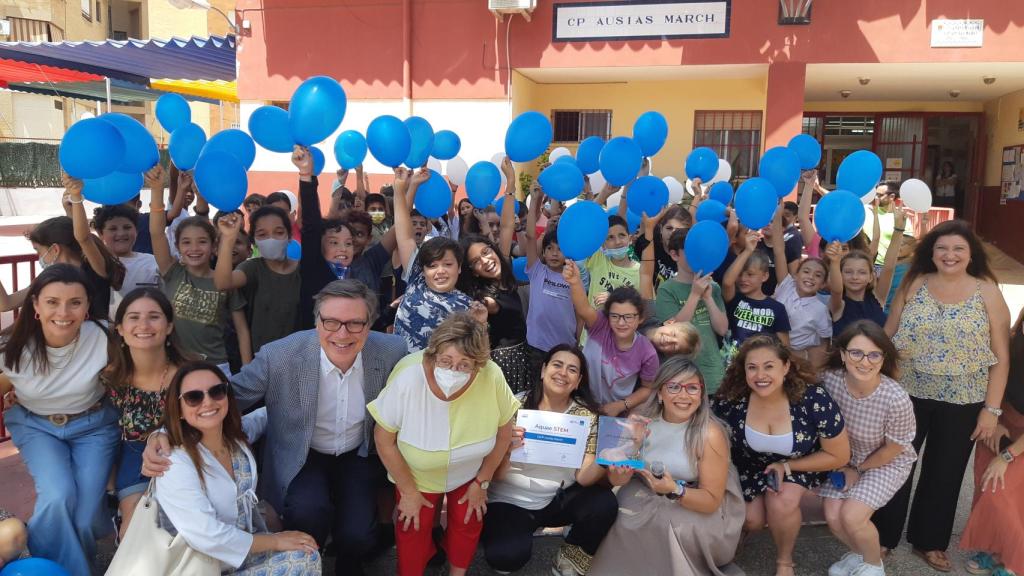 Alumnos y personal del Colegio de Educación Infantil y Primaria (CEIP) Ausiàs March de Alicante.