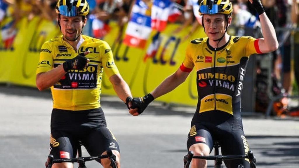 Primoz Roglic y Jonas Vingegaard, de la mano tras ganar una etapa en el Critérium del Dauphiné