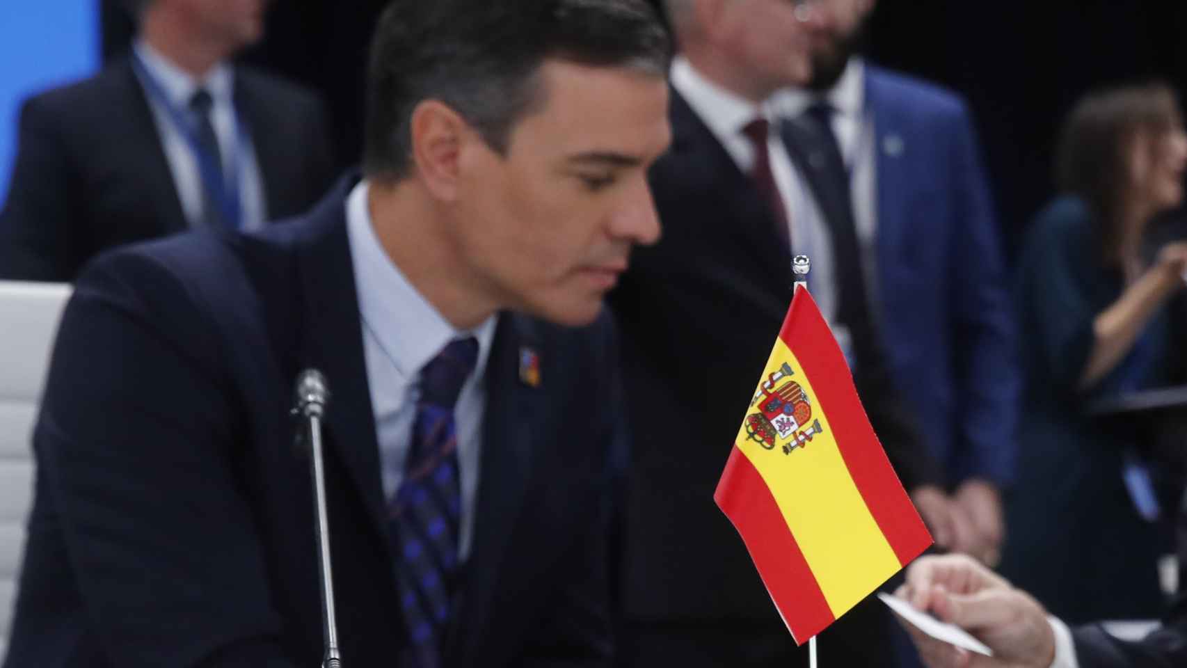 El presidente del Gobierno, Pedro Sánchez interviene con la bandera de España al revés durante el inicio de la cumbre de la OTAN en Madrid.