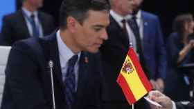 El presidente del Gobierno, Pedro Sánchez interviene con la bandera de España al revés durante el inicio de la cumbre de la OTAN en Madrid.