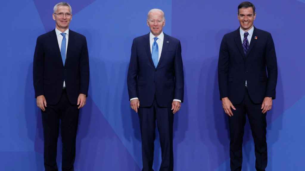 Pedro Sánchez posa junto a Joe Biden, presidente de EEUU, y el secretario general de la OTAN, Jens Stoltenberg, en la cumbre de Madrid.