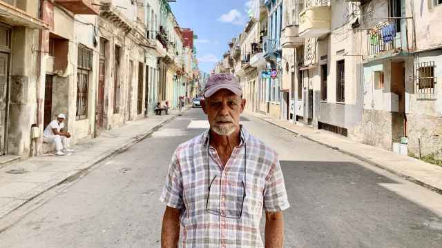 Pedro Juan Gutiérrez, autor de 'Trilogía sucia de La Habana', en las calles donde se desarrolla la novela.