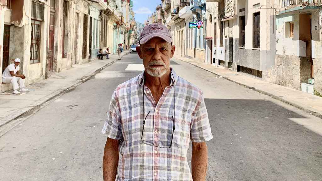 Pedro Juan Gutiérrez, autor de 'Trilogía sucia de La Habana', en las calles donde se desarrolla la novela.