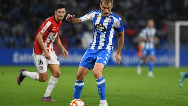 Álex en un lance de un partido de la temporada pasada en Riazor