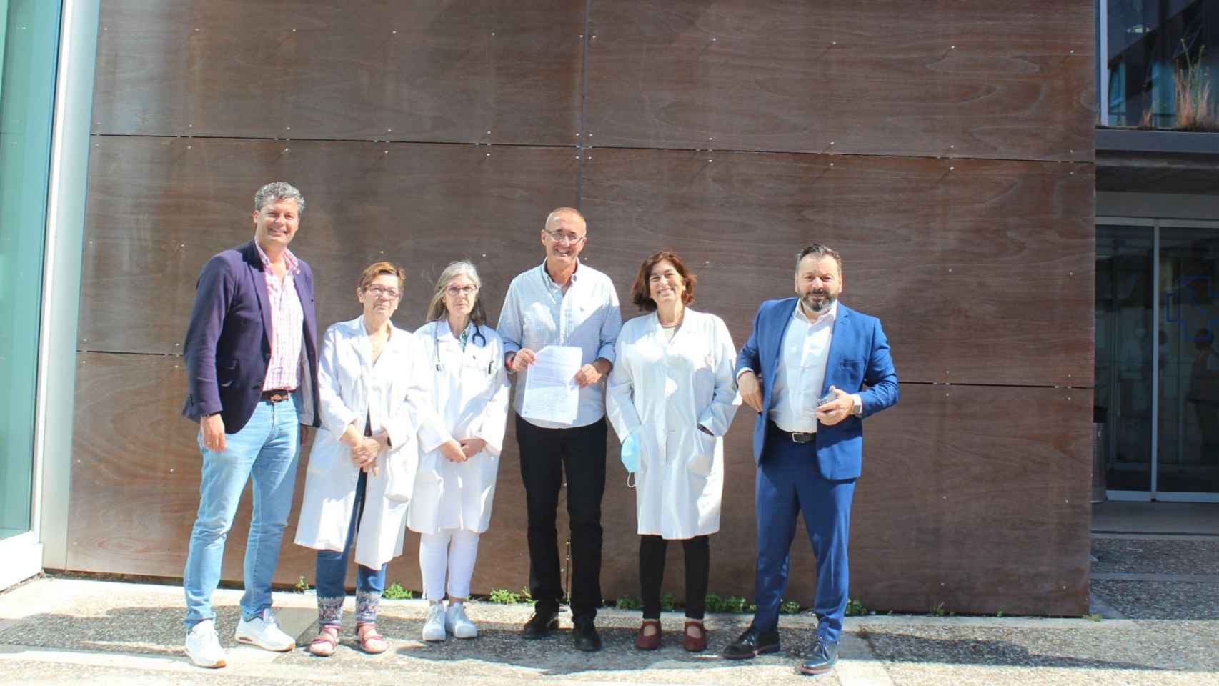 Los alcaldes de Nigrán, Baiona y Gondomar junto a representantes del personal sanitario.