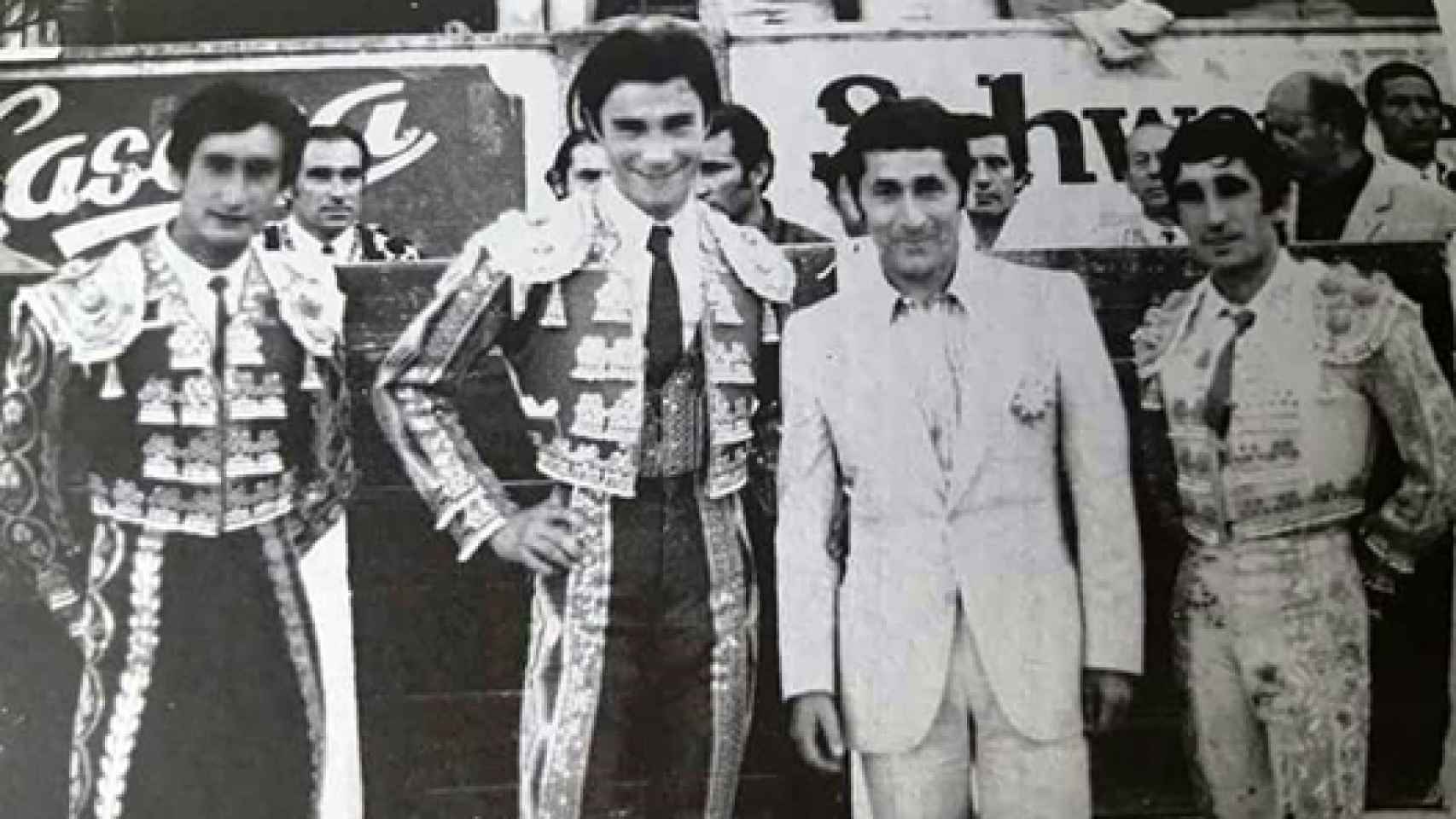Foto histórica con los jovencísimos Robles, Domínguez y Dámaso González con el maestro zamorano Andrés Vázquez, recientemente fallecido. El maestro albaceteño había fallecido unos años antes.