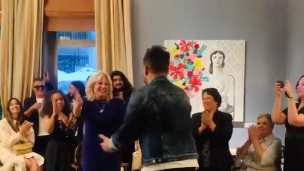 El abrazo de Jill Biden y Pablo López.