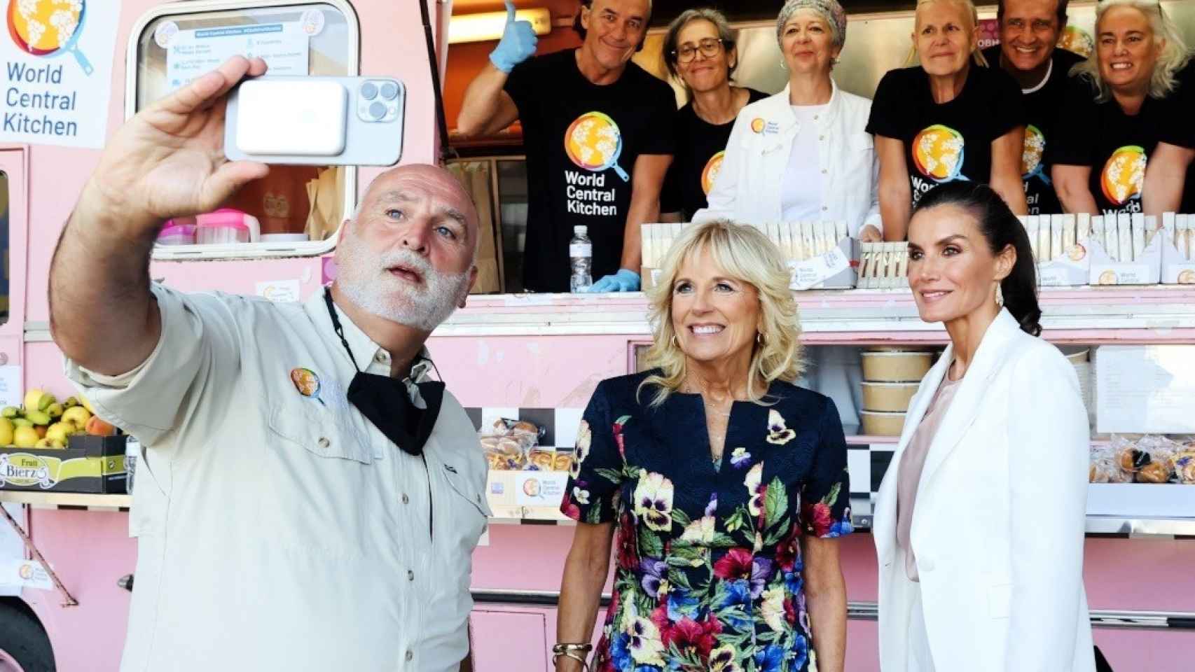 El chef José Andrés se hace un 'selfie' con la primera dama Jill Biden, la reina Letizia y el equipo de la ONG World Central Kitchen