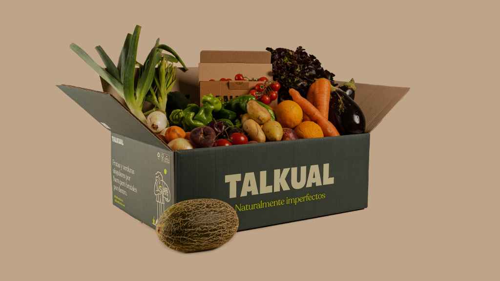La empresa ofrece dos tamaños distintos de cajas: de 10 kilos y 15 kilos, y los clientes pueden escoger entre comprar fruta, verdura o ambas.